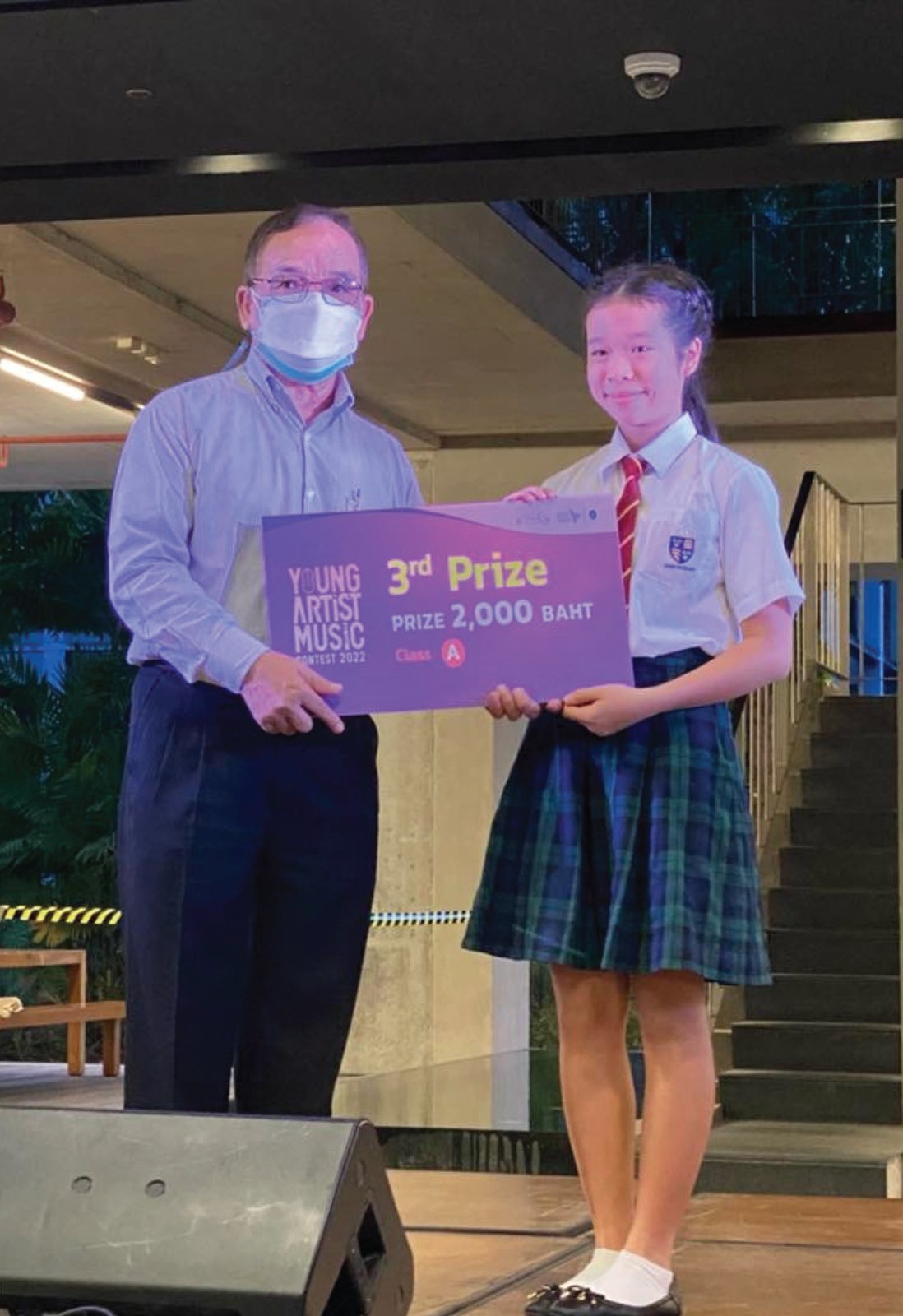 Annie receiving the third prize